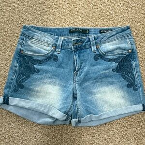Max Jeans Women's Light Blue Embroidered Jean Shorts